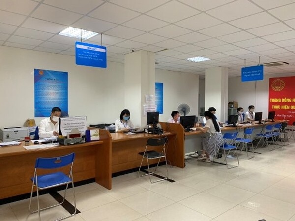 Quầy tiếp nhận hồ sơ quyết toán thuế TNCN cho người lao động  làm 2 công ty tại Chi cục Thuế