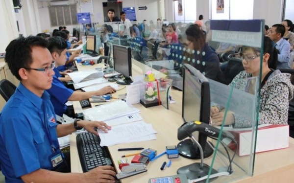 Người dân thực hiện thủ tục đăng ký doanh nghiệp tại cơ quan có thẩm quyền