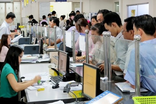 Cán bộ hướng dẫn và tiếp nhận hồ sơ đăng ký kinh doanh của doanh nghiệp