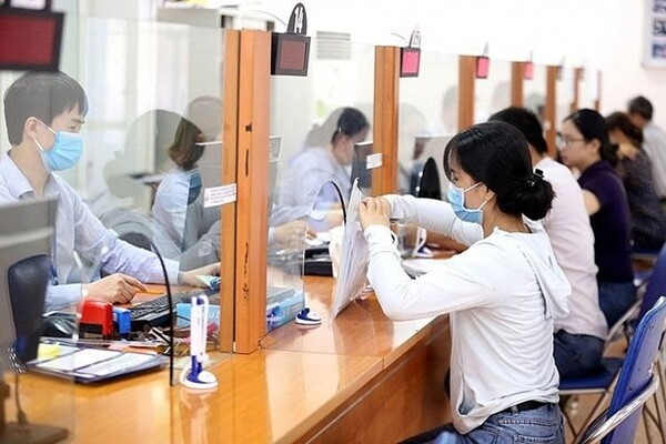 Cán bộ tiếp nhận và xử lý hồ sơ đăng ký doanh nghiệp tại cơ quan đăng ký kinh doanh